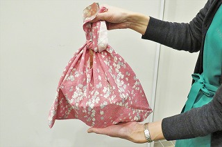 あずま袋を提げている写真