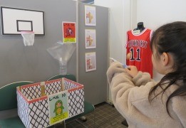廃品でバスケットボールゲーム「フタポン」で遊ぶ女の子