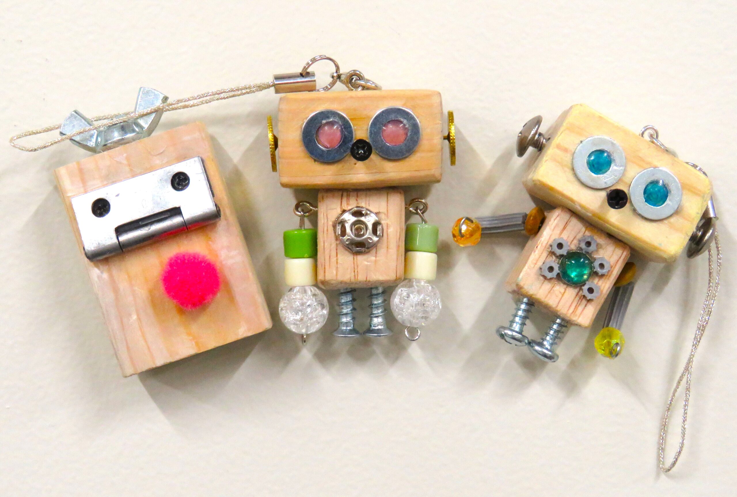 端材で手のひらサイズのロボット作り作品写真